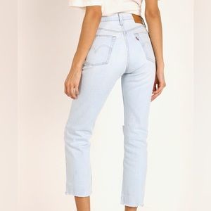 LEVI’S 501 Crop Jean Shout Out